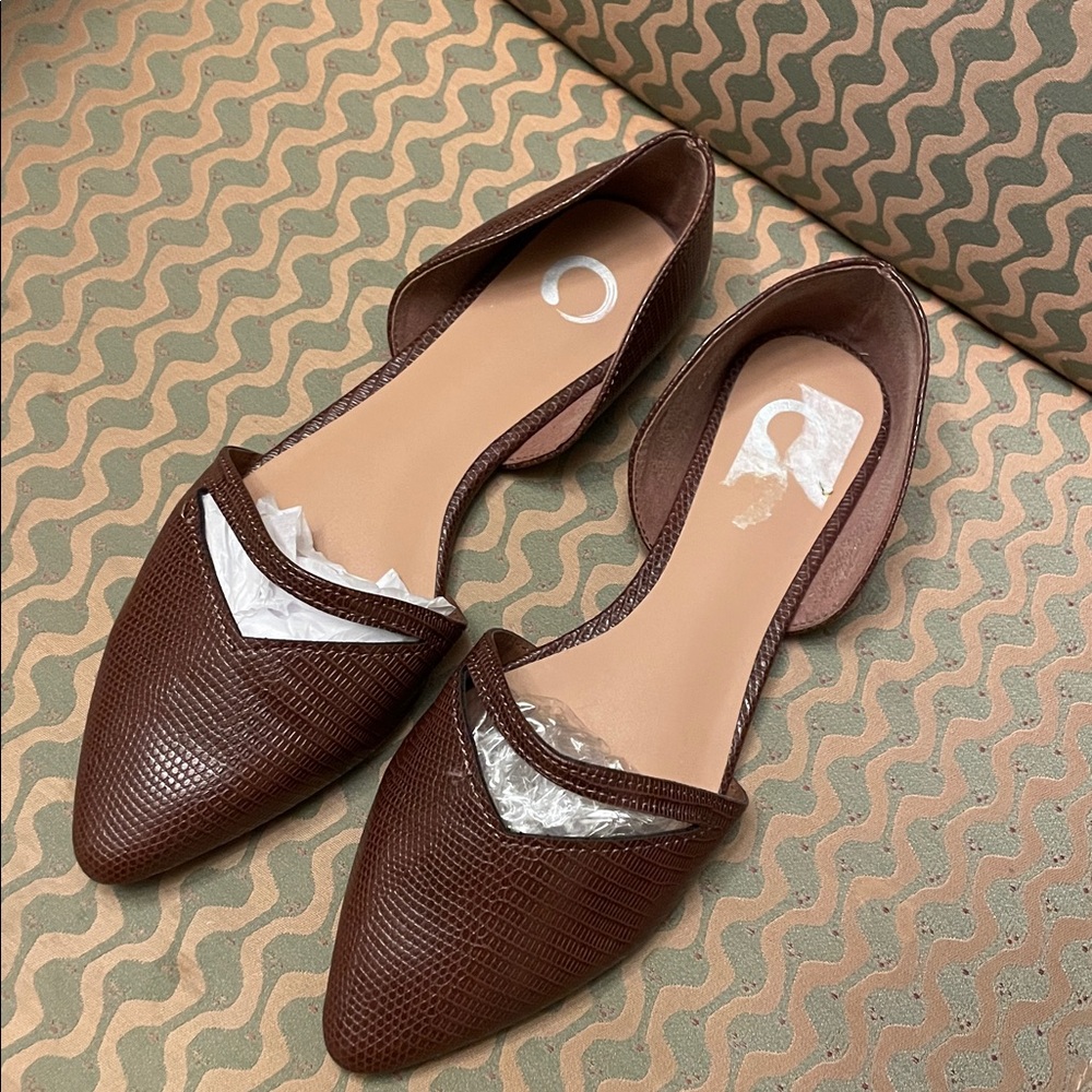 Elegant Vamp Brown Snakeskin Strap-V Flats 7.5W - Picture 3 of 4